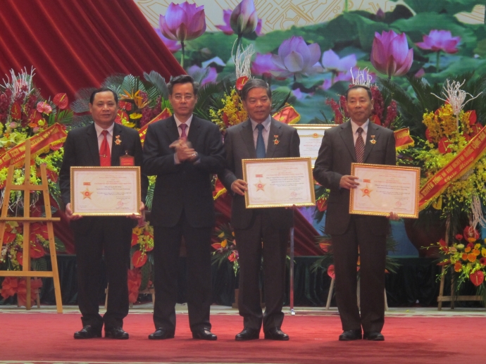 Dang-uy-Khoi-co-quan-TW-trao-ky-niem-chuong