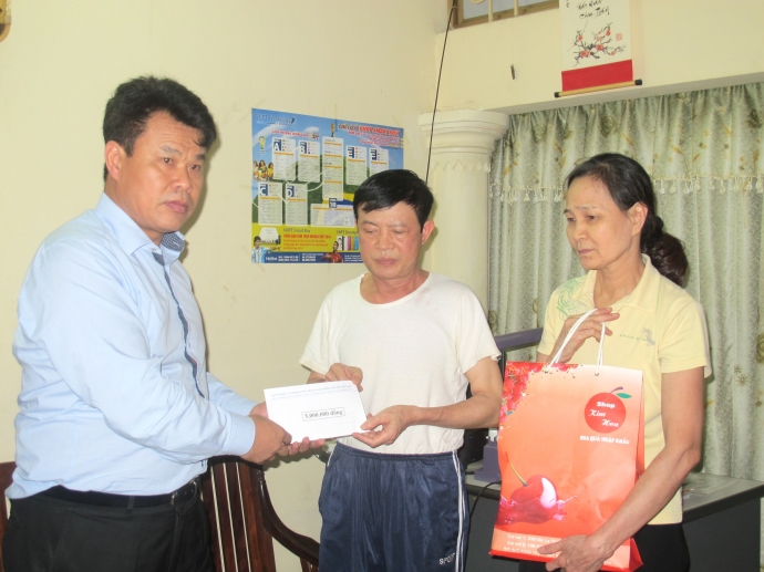 Cong-doan-GTVT-trao-qu-cong-nhan-ngheo-Cuc-quan-ly