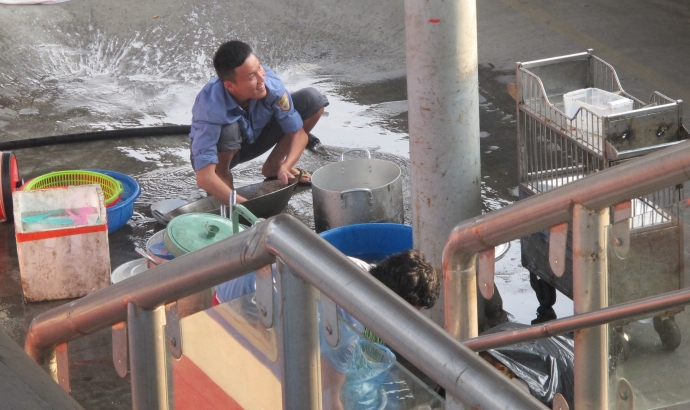 nhan-vien-tren-tau-ve-sinh-dung-cu-bep