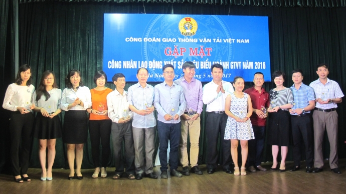 Cong-doan-GTVT-VN-trao-ky-niem-chuong-dien-hinh-ti