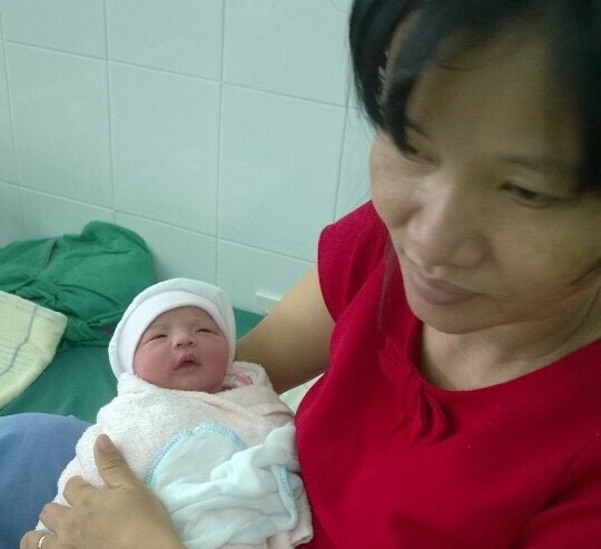 Hanh-khach-Ngoc-sinh-con-nho-to-tau-TN2-ho-tro-di-