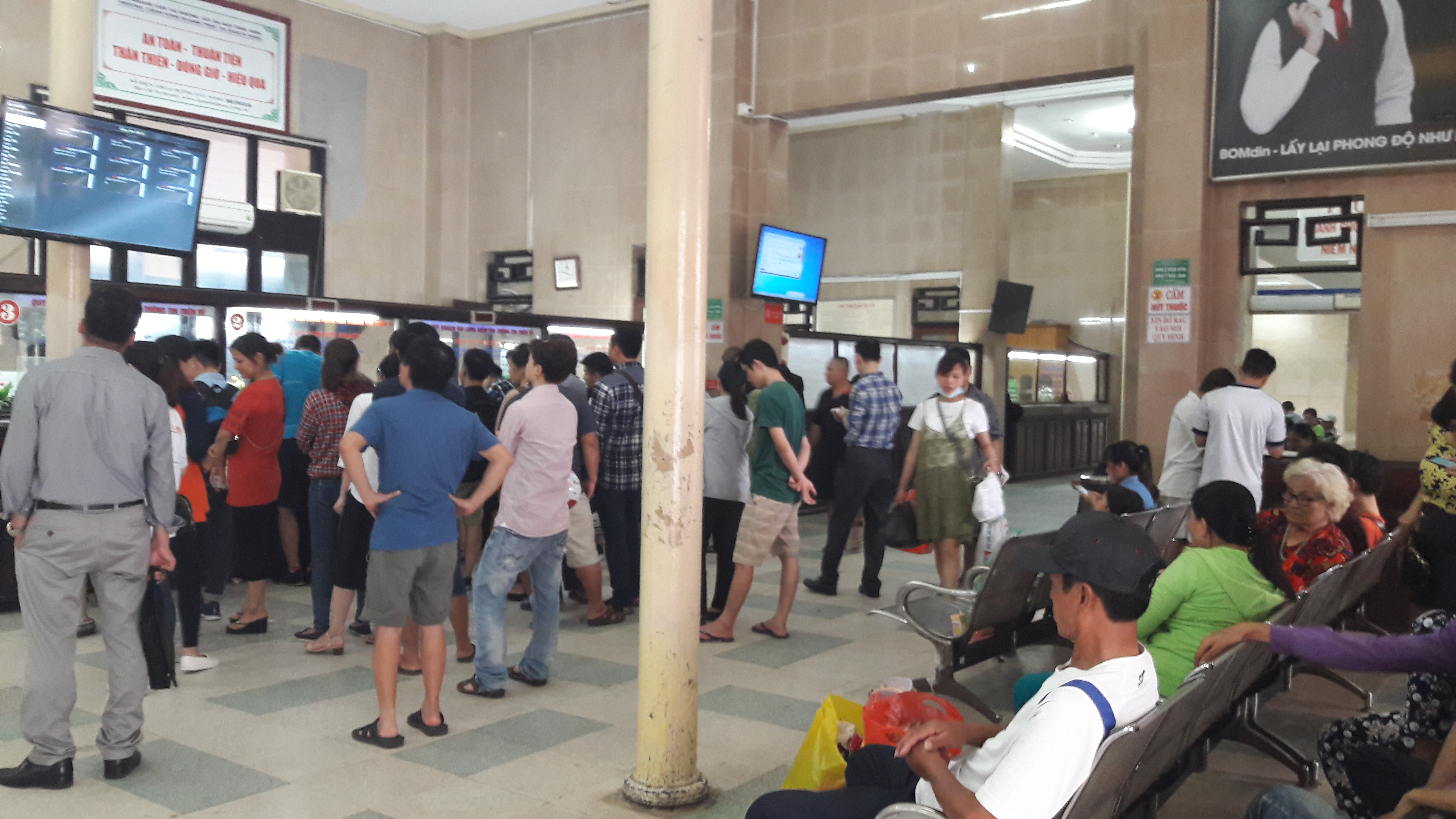 Hanh-khach-mua-ve-ga-Ha-Noi-dip-he-2017