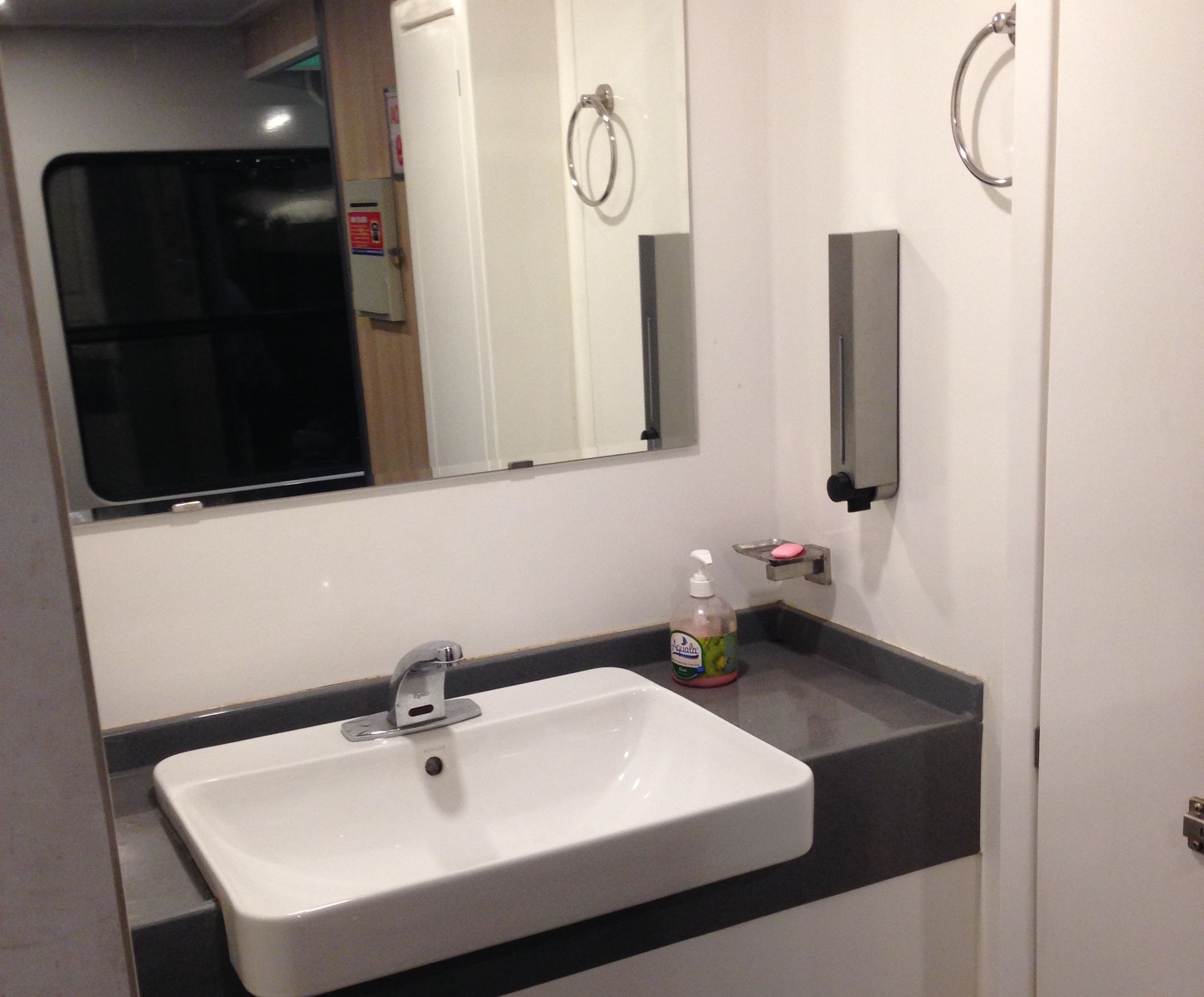 buong-rua-mat-t&agrave;u-5sao-Sai-Gon-Nha-Trang-moi