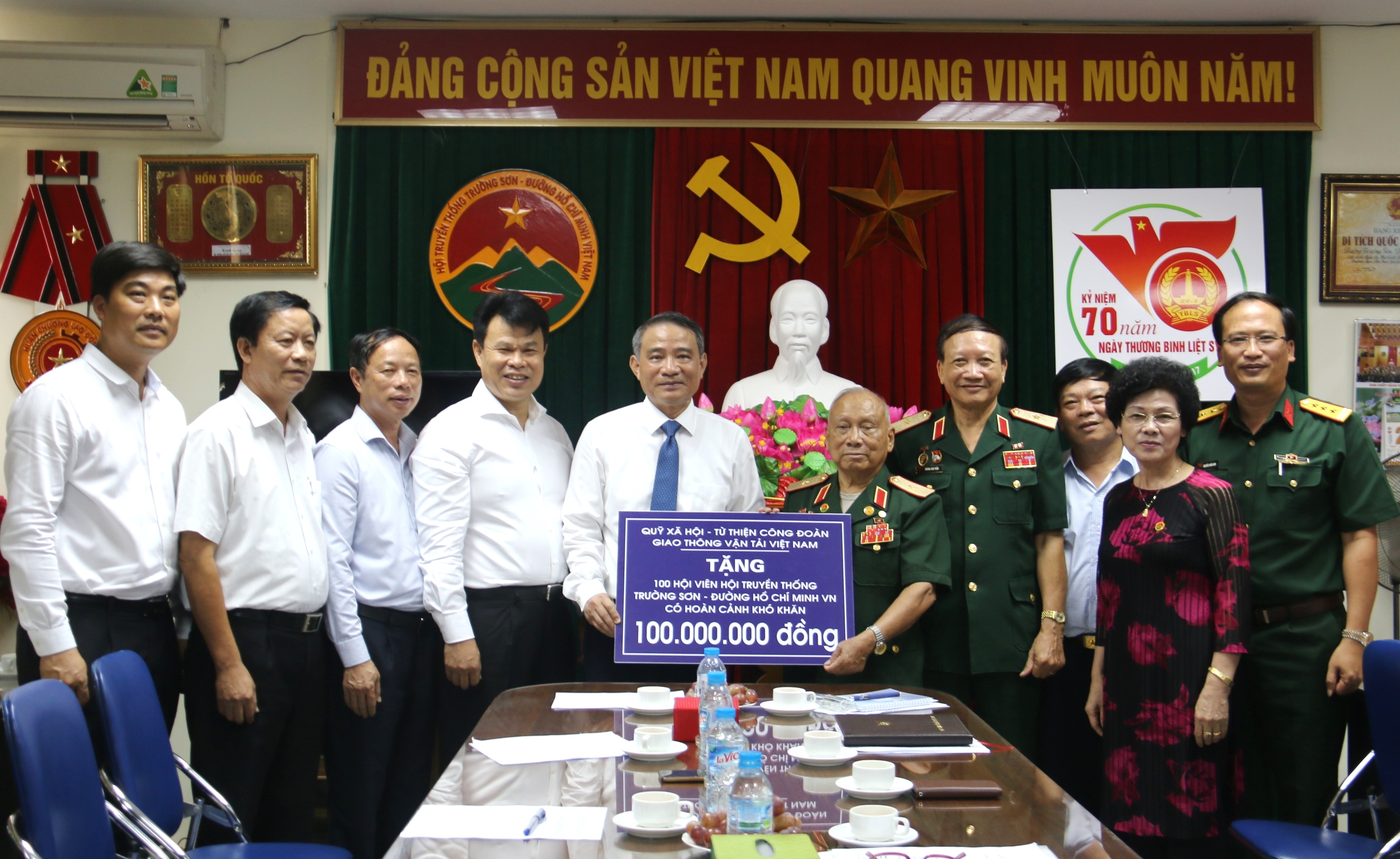 Bo-GTVT-trao-qua-hoi-truyen-thong-Trương-Son