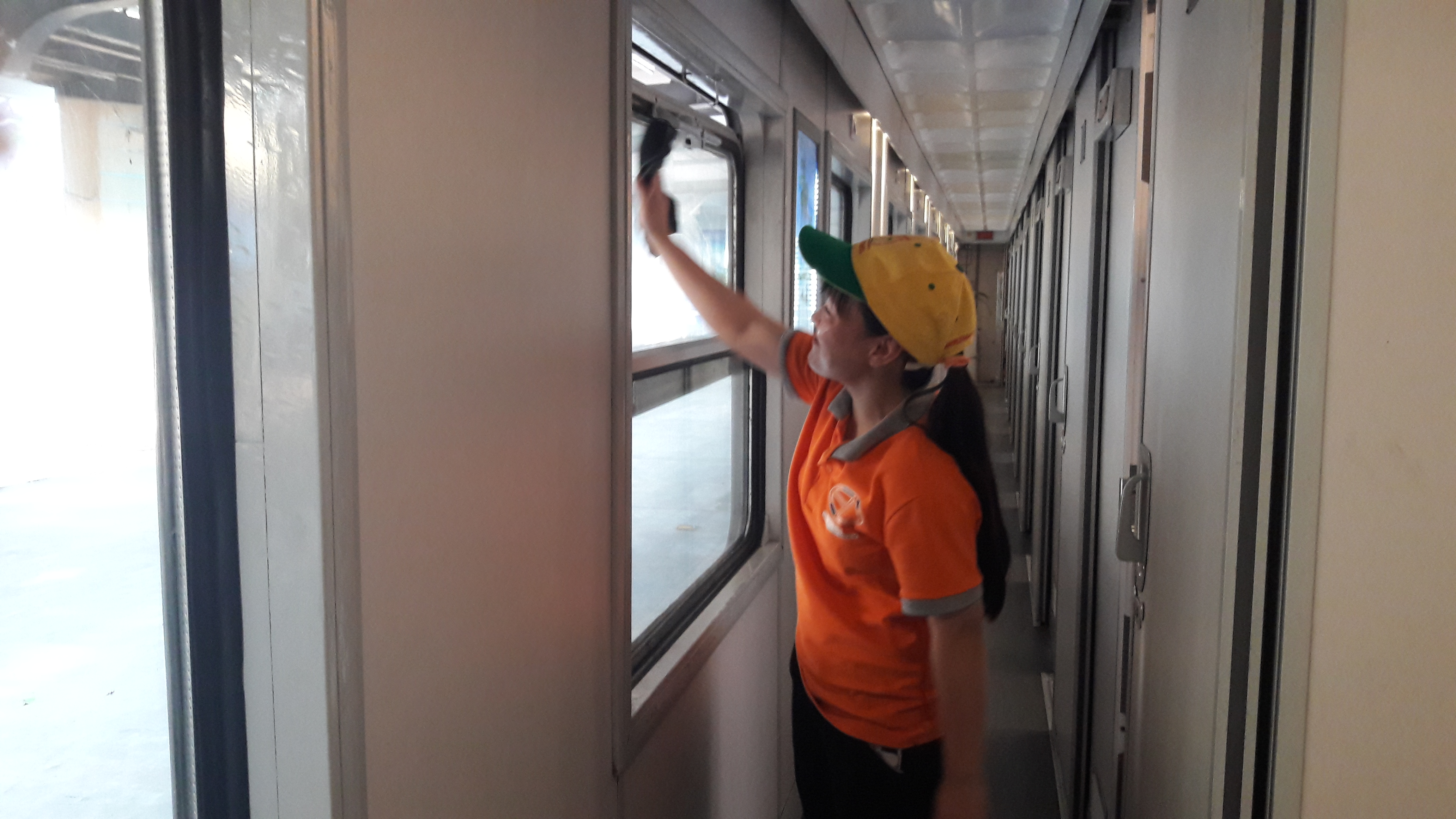 ve-sinh-toa-xe-tau-SE1