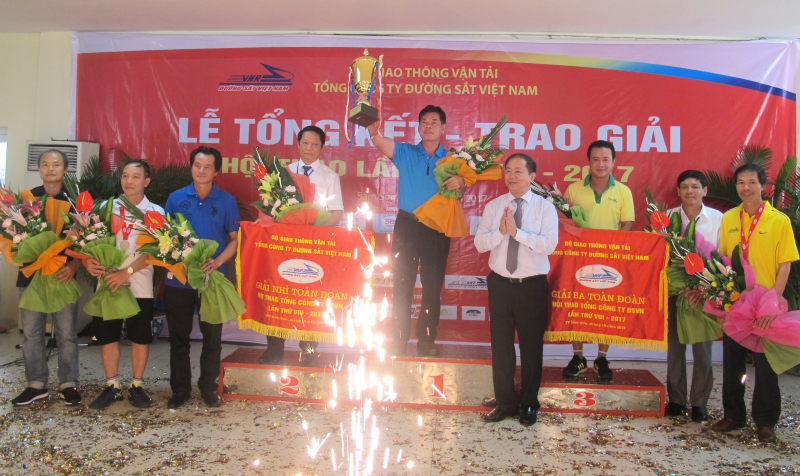 Hoi-thao-Tong-cong-ty-Duong-sat-2018-trao-giai