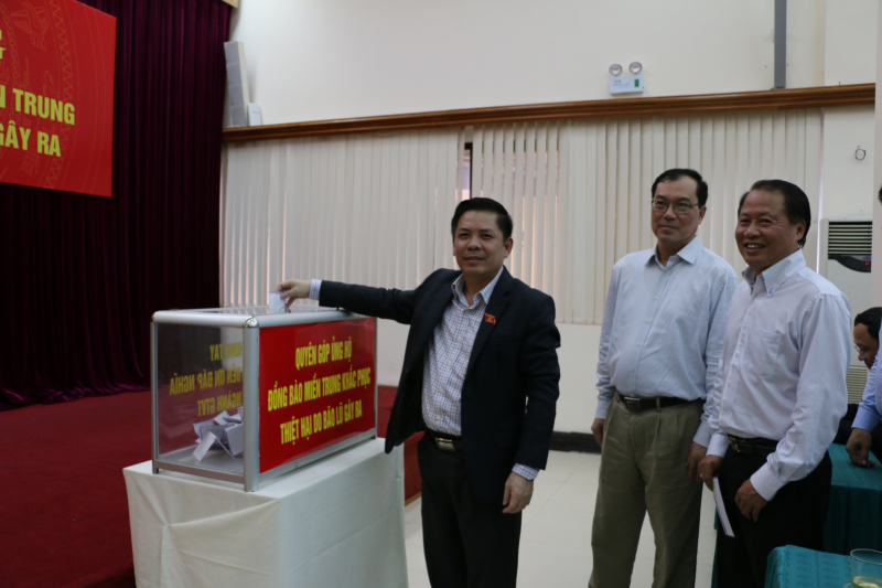 CBNV-Bo-GTVT-quyen-gop-ung-ho-dong-bao-mua-lu