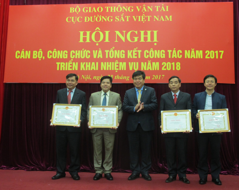 Cuc-Duong-sat-VN-trao-bang-khen-tap-the-xuat-sac-2