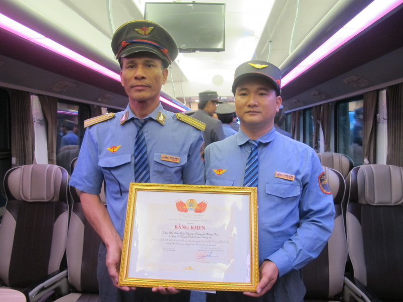 trao-bang-khen-to-tau-SE6-do-de-hanh-khach-tren-ta