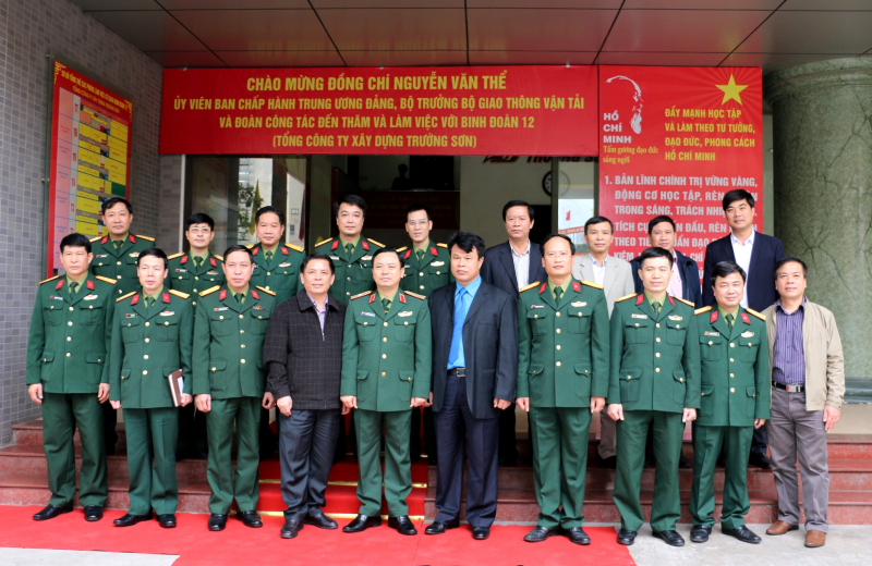 bo-trung-GTVT-nguyen-van-the-voi-chien-si-binh-doa