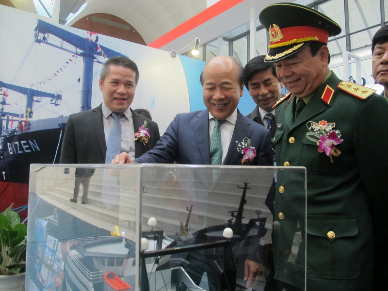 thu-truong-bo-GTVT-Nguyen-Van-cong-tham-quan-trien