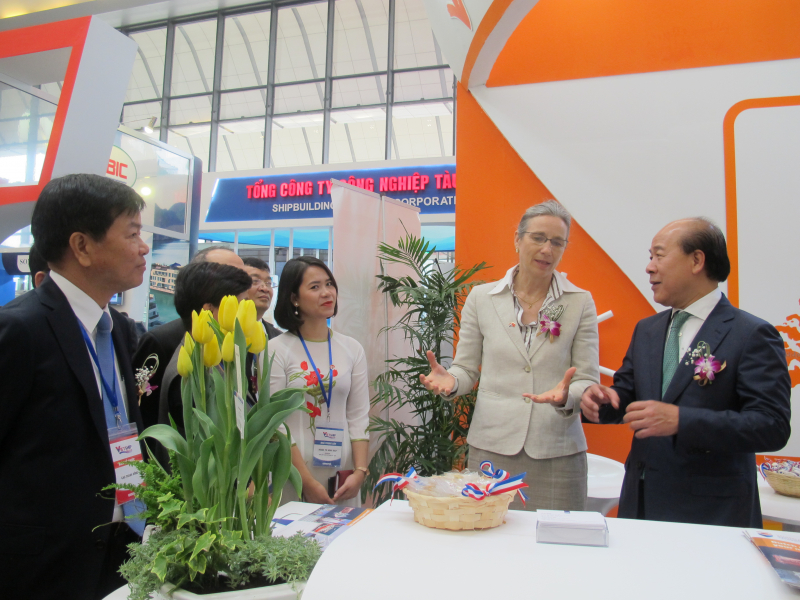 gian-hang-Dai-su-quan-Ha-Lan