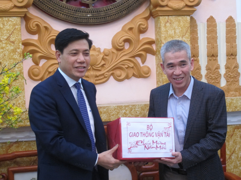 thu-truong-Bo-GTVT-Nguyen-Ngoc-Dong-chuc-tet-ga-Ha