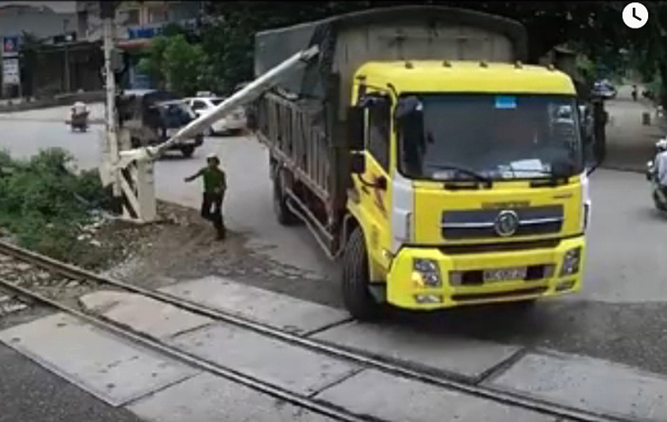 o-to-dam-can-chan-duong-ngang 2