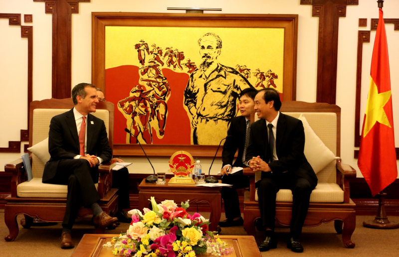 Thu-truong-Bo-GTVT-Le-Dinh-Tho-tiep-thi-truong-Los