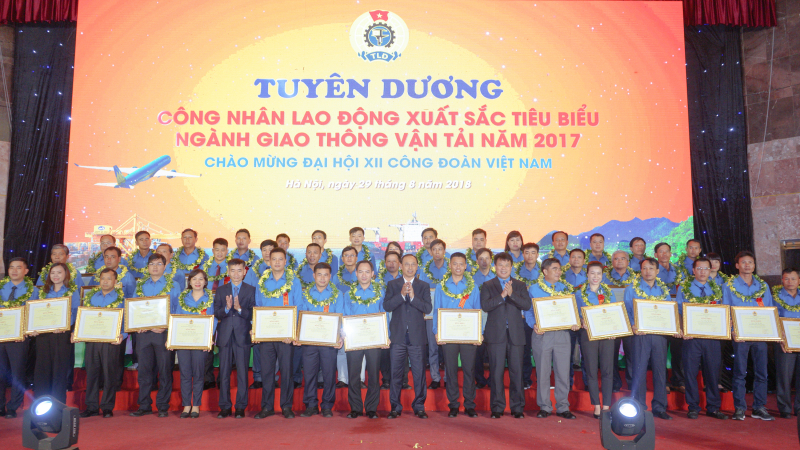 trao-bang-khen-tong-lien-doan-lao-dong