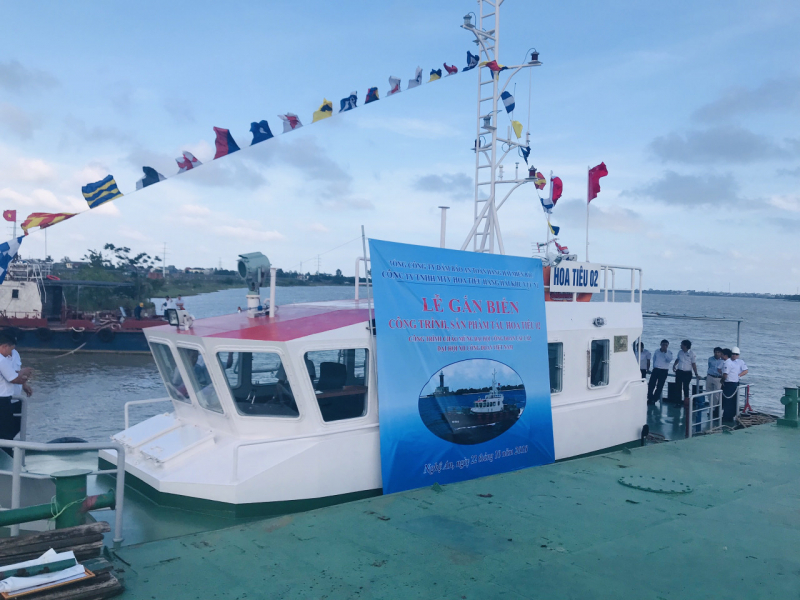 tau-Hoa-tieu-02-gan-bien-cong-trinh-chao-mung-Dai-