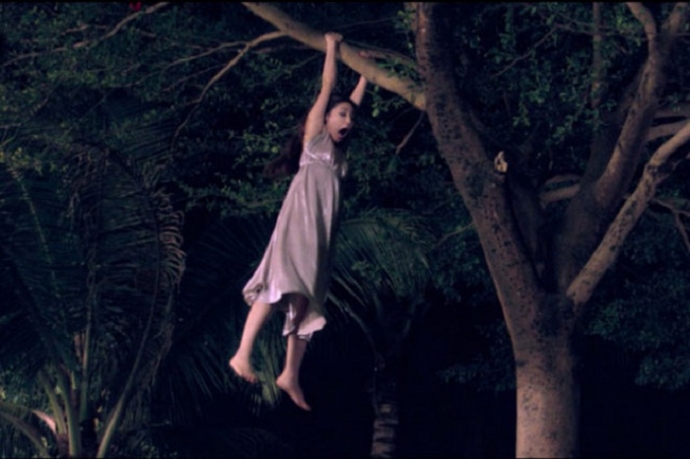 diem-my-9x-bi-tut-vay-trong-trailer-gai-gia-lam-ch