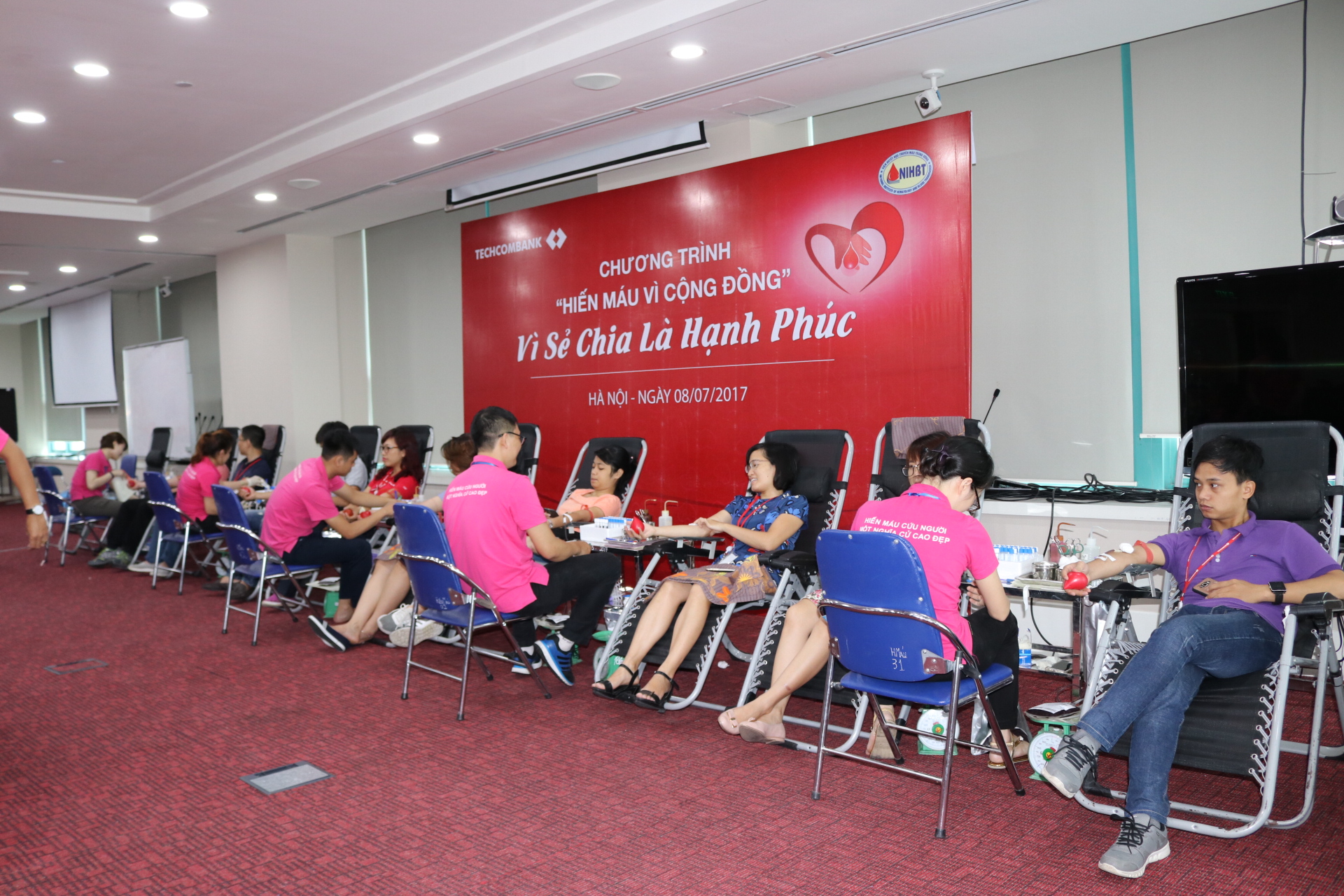 Lanh-dao-ngan-hang-Techcombank-hien-mau