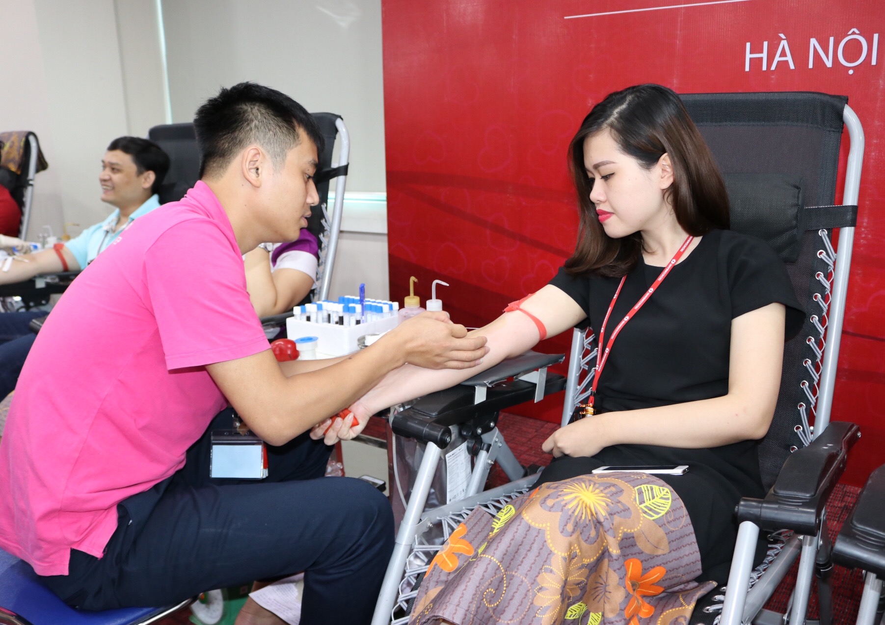 Lanh-dao-ngan-hang-Techcombank-hien-mau3