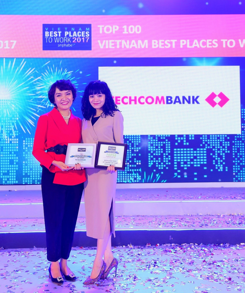 22.3 b&agrave; Phạm Vũ Minh Đan (phải ) &ndash; Gi&aacute;m đốc Khối Q