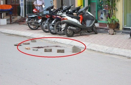 Vị tr&iacute; nạn nh&acirc;n rơi xuống đất