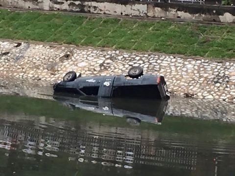 xe-o-to-lao-xuong-song