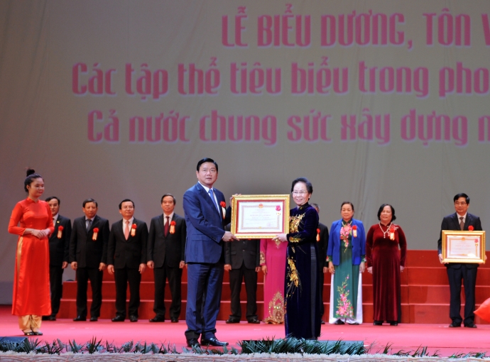 Ph&oacute; Chủ tịch nước Nguyễn Thị Doan trao Hu