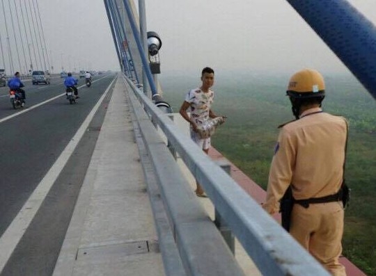 nam-thanh-nien-om-tang-da-len-cau-nhat-tan-khoc-do