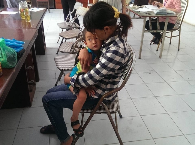 Mẹ ch&aacute;u b&eacute; c&ugrave;ng người th&acirc;n đ&atilde; đến đ&oacute;n 