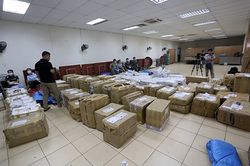 Hàng trăm kiện hàng được ghi là thảo mọ