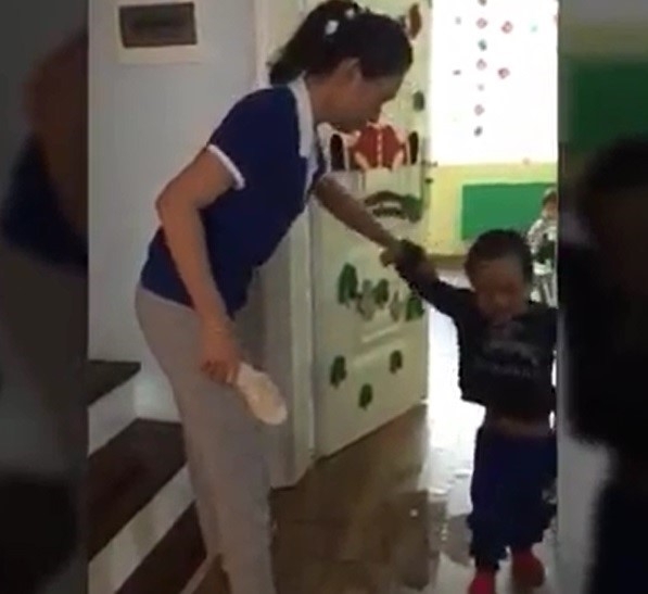 Hình ảnh 1 cô giáo dùng dép đánh vào đầu