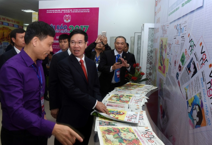 &Ocirc;ng V&otilde; Văn Thưởng thăm c&aacute;c gian trưng b&agrave;