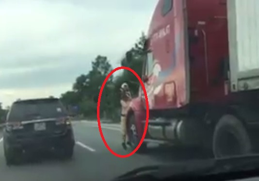 csgt bi hat vang xuong duong.