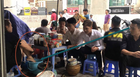 rua-chan-roi-ban-tra-da-cho-khach