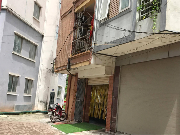 3 me con treo co trong nha nghi