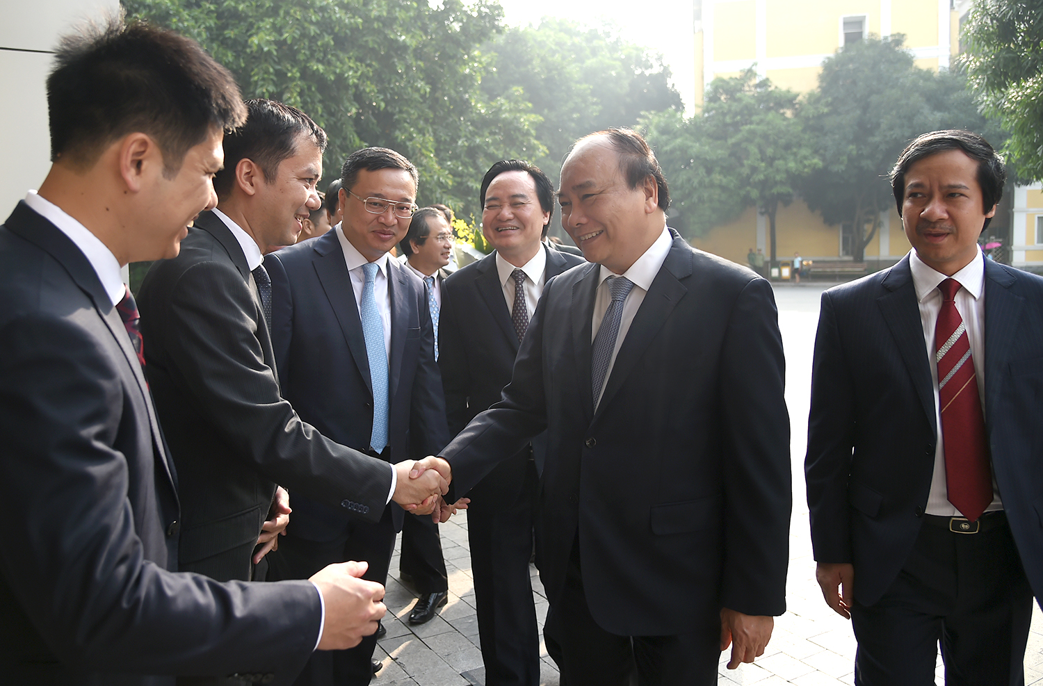 Thu tuong tham hoi cac can bo giao vien cua dai ho