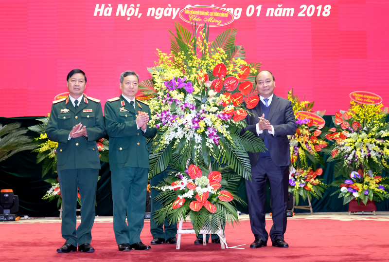 Thu tuong tang hoa chuc mung Bo Tu lenh tac chien 