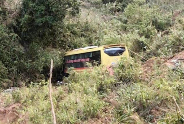 xe khach roi xuong-deo-lo-xo