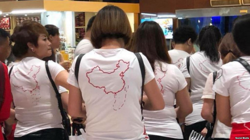 khach-trung-quoc-mac-ao-phong-in-hinh-luoi-bo