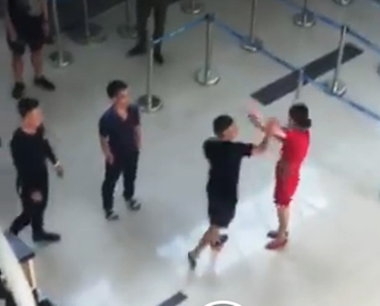 hanh-hung-nhan-vien-hang-khong