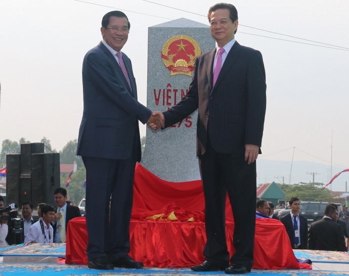 khanh-thanh-cot-moc-275-tren-tuyen-bien-gioi-viet-