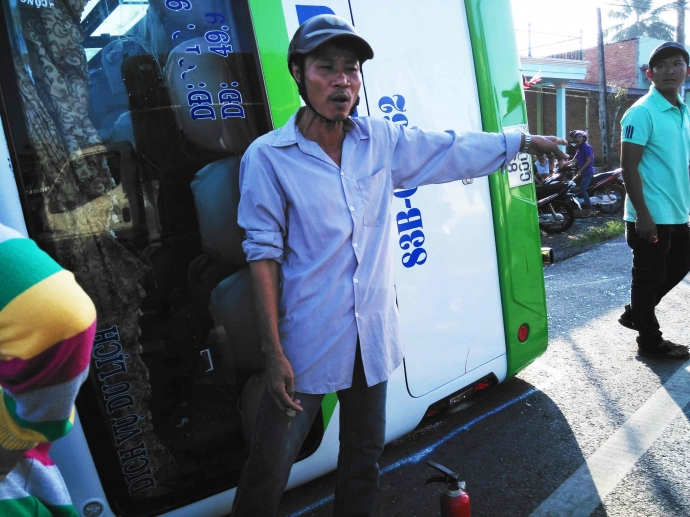 lat-xe-cho-doan-di-dam-hoi-30-nguoi-thuong-vong1