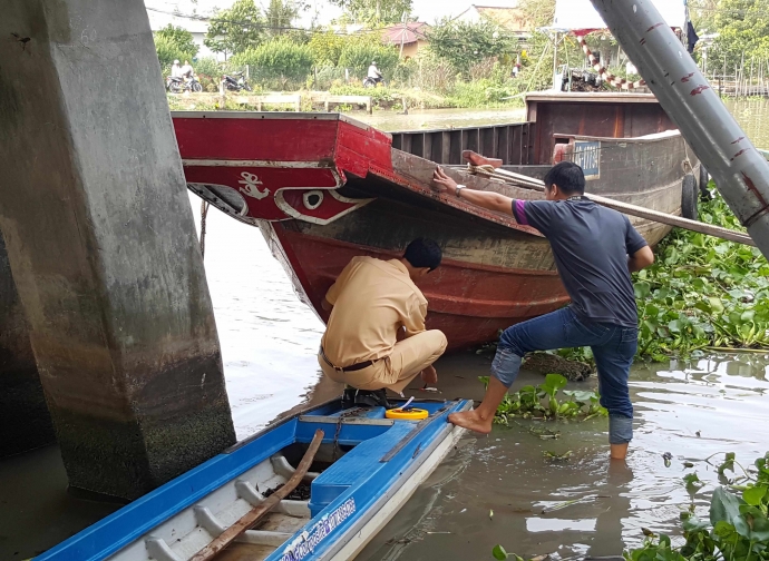 ghe-lua-va-cham-voi-vo-lai-lam-mot-be-gai-mat-tich