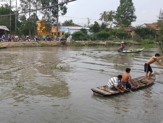 ghe-lua-va-cham-voi-vo-lai-lam-mot-be-gai-mat-tich