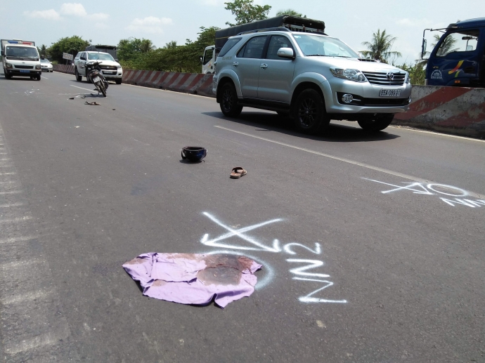 xe-tai-va-cham-voi-xe-may-lam-hai-nguoi-nhap-vien