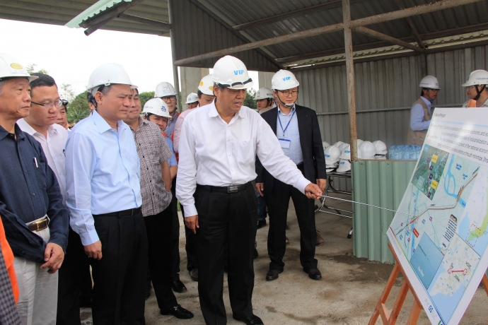 bo-truong-truong-quang-nghia-kiem-tra-cong-trinh-c