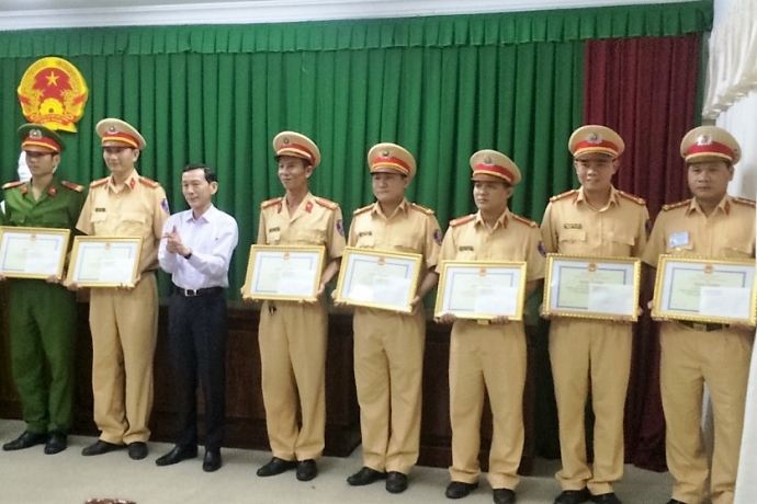 thuong-nong-luc-luong-ngan-chan-dua-xe-tri-phep