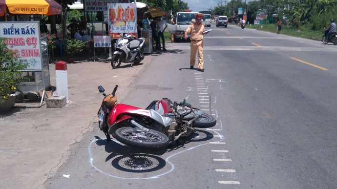 be-trai-gay-xuong-don-vi-bi-xe-may-keo-le-gan-7-m