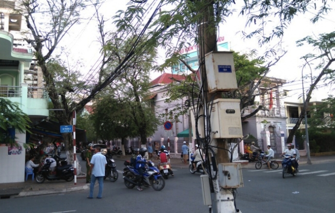 nam-thanh-nien-nghi-ngao-da-leo-len-noc-nha-ngoi-c